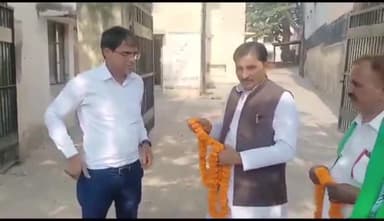 बुलंदशहर: तहसीलदार से एसडीम बनने पर भाकियू महाशक्ति के कार्यकर्ताओं ने SDM का मोती बाग पर फूलमाला पहनकर किया स्वागत
