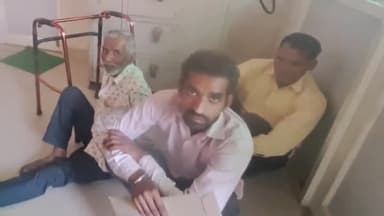 बुलंदशहर: जिला अस्पताल में दिव्यांगों को सर्टिफिकेट बनवाने के लिए करना पड़ रहा इंतजार, दिव्यांगों ने लगाया लापरवाही का आरोप