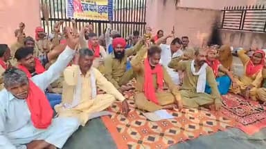 सिरसा: ग्रामीण विकास विभाग कार्यालय के गेट के बाहर ग्रामीण सफाई कर्मचारियों ने अपनी मांगों को लेकर किया धरना-प्रदर्शन