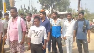 शाहबाद: मौलागंज में सफाई करने को लेकर दबंग दुकानदार ने सफाई कर्मी को पीटा, सफाई कर्मियों ने थाने का किया घेराव