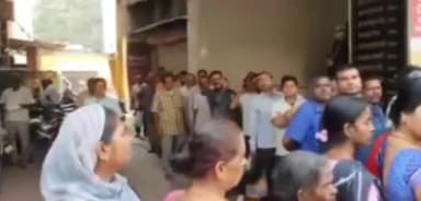 पटना ग्रामीण: बिस्कोमान के चेयरमैन सुनील सिंह ने ₹25 किलो प्याज देने का किया ऐलान, बिस्कोमान के बाहर लोगों की लगी लाइन