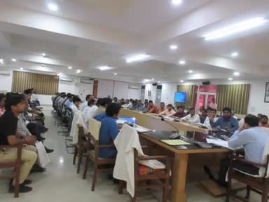 हमीरपुर: डीएम ने कलेक्ट्रेट में व्यापारियों के साथ की आवश्यक बैठक, अन्ना पशुओं की समस्या से कराया गया अवगत