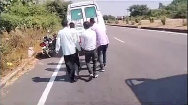 झांसी: बबीना टोल प्लाजा के पास मूंगफली से भरी पिकअप गाड़ी का टायर फटने से हुई अनियंत्रित, एक की मौत