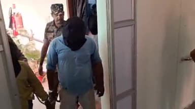 कांके: समाहरणालय स्थित कार्यालय में ग्रामीण एसपी ने प्रेस वार्ता कर ट्रैक्टर चोरी का किया खुलासा, चार आरोपियों को किया गिरफ्तार