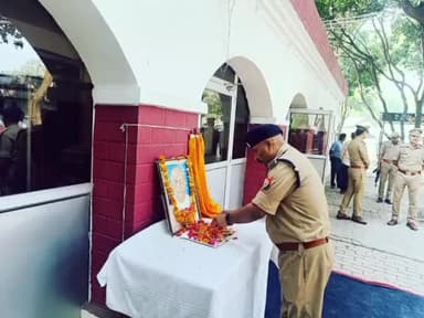 आज दिनांक 31.10.2023 को *लौह पुरुष सरदार वल्लभ भाई पटेल जी* की जयंती के अवसर पर पुलिस कार्यालय में ।