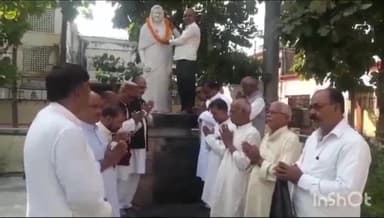 देेेवरिया: टाउन हॉल में बलिदान दिवस के रूप में कांग्रेसियों ने मनाई गई पूर्व प्रधानमंत्री स्वर्गीय इंदिरा गांधी की पुण्यतिथि