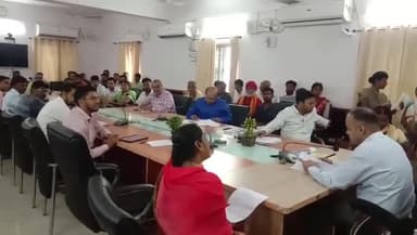 गुमला: साप्ताहिक जन शिकायत निवारण दिवस का डीसी ने कार्यालय में आयोजन कर सुनी लोगों की फरियाद