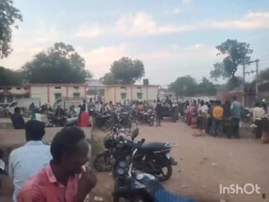 बल्देवगढ़: ग्राम मलगुवां शासकीय माध्यमिक शाला के पास लगाया जा रहा हाट बाजार,स्कूली छात्र छात्राओ के साथ ग्रामीणों को हो रही परेशानी