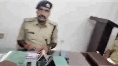 धनबाद/केंदुआडीह: धनबाद पुलिस की ओर से डीएसपी मुख्यालय वन के डीएसपी अमर पांडे ने कार्यालय कक्ष में किया प्रेस वार्ता