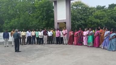 முசிறி: முசிறி அறிஞர் அண்ணா அரசு கலைக் கல்லூரியில் கல்லூரி ஆசிரியர்கள் வாயில் முழக்கப் போராட்டம்