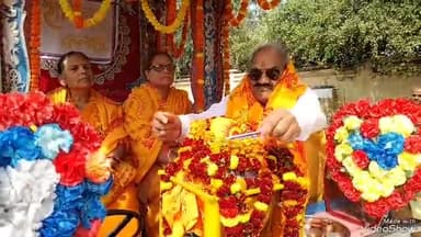 मिर्ज़ापुर: शांतिकुंज हरिद्वार से शक्ति कलश लेकर मिर्जापुर आए गायत्री परिवार के सदस्य, रोडवेज में पूजन के बाद निकाली गई कलश यात्रा