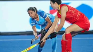 कांके: रांची के मोरहाबादी स्थित एस्ट्रोटर्फ स्टेडियम में खेले गए वूमेंस एशियन चैंपियंस ट्रॉफी में भारत ने चीन को  2-1 से हराया