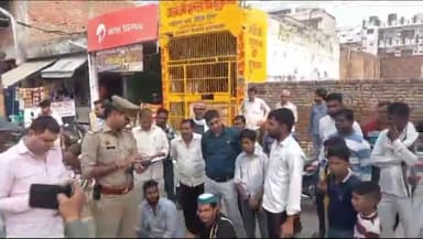 बुलंदशहर: नगर के शिवम लॉज चौराहे पर भा कि यू टिकैत के कार्यकर्ता धरना प्रदर्शन पर बैठे , दरोगा पर अभद्रता करने का आरोप