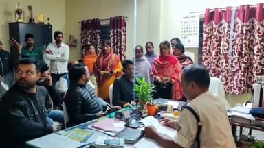 लोहरदगा: लोहरदगा सदर थाना क्षेत्र के निंगनी गांव में छेड़ छाड़ पर बवाल देर रात सैकड़ों की संख्या में थाना पहुंचे ग्रामीण