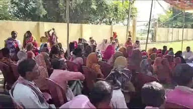 पूर्णिया पूर्व: रामपुर पंचायत सरकार भवन परिसर में जनसंवाद कार्यक्रम में लोगों को सरकारी योजनाओं की दी गई जानकारी