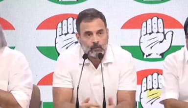 देश में विपक्ष के नेताओं को एप्पल का नोटिस आया है, जिसमें लिखा है कि- "सरकार द्वारा आपके फोन को हैक करने की कोशिश की जा रही है।"

ये मैसेज मेरे ऑफिस के लोगों के साथ ही विपक्ष के कई नेताओं को आया है। हमारे पास इसकी पूरी लिस्ट है।