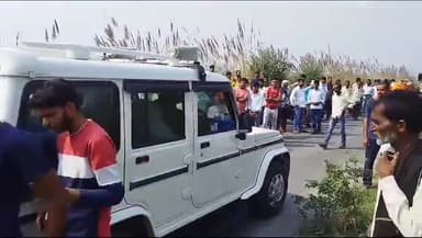 सैफई: सैफई के रकुईया नहर पटरी के पास पेड़ से लटकता मिला युवक का शव, दरोगा पर प्रताड़ित करने का आरोप लगा स्वजनों ने काटा हंगामा