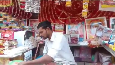 करछना: यमुनापार के बाजारों में करवा चौथ पर्व पर जमकर हुई खरीदारी,दिनभर निर्जला व्रत रहकर सूर्यास्त के बाद महिलाएं करेंगी पूजन