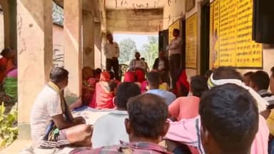 बानो: सूत्री उंगली में स्कूल परिसर में  ग्रामीणों और अभीभावको  की बैठक