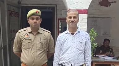 करछना: इलाहाबाद न्यायालय द्वारा जारी निर्गत वारंटी अभियुक्त को घूरपुर पुलिस टीम द्वारा गिरफ्तार कर भेजा गया न्यायालय