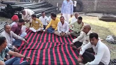 पिड़ावा: पूर्व मुख्यमंत्री वसुंधरा राजे की आमसभा को लेकर पिड़ावा के स्टेट बैंक के पास बैठक हुई आयोजित