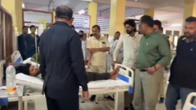 झांसी: मेडिकल कॉलेज झांसी पहुंचकर विधायक रवि शर्मा ने मरीजों का जाना हाल चाल, त्रियोदशी भोज में खाना खाने से लोग हुए थे बीम