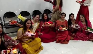 मंदसौर: नई आबादी क्षेत्र में करवा चौथ पर महिलाओं ने की पूजा-अर्चना व कथा, मतदाता जागरूकता को लेकर भी दिया संदेश