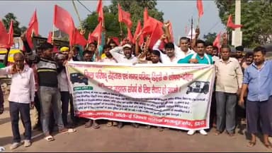 डेहरी: ऑटो चालक संघ ने विभिन्न मांगों को लेकर अनुमंडल कार्यालय पर किया प्रदर्शन, SDM को सौंपा ज्ञापन