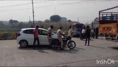 धौलाना: पिलखुवा के छिजारसी टोल प्लाजा पर कैंटर ने मारी कार में टक्कर, कार क्षतिग्रस्त