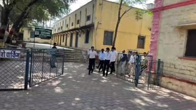 मंदसौर: जिले में मतदान केंद्रों पर भ्रमण के दौरान मिली असुविधा, मंदसौर कलेक्टर ने तीन अधिकारियों को शो कॉज़ नोटिस जारी किया