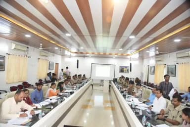 अंबिकापुर: कलेक्ट्रेट सभा कक्ष में जिले के निर्वाचन की तैयारी पर प्रेक्षकों ने ली बैठक