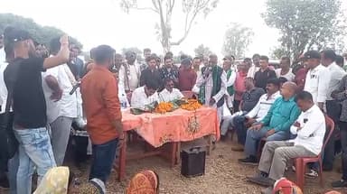 डोमचांच: राजद प्रत्याशी सुभाष यादव ने किया डोमचांच प्रखंड के कई पंचायतों का दौरा महिलाओं के बीच किया साड़ी का वितरण