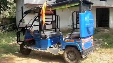 अंबिकापुर: कंठी चौक के पास तेज रफ़्तार कार से बचने के चक्कर में बच्चों से भरा इलेक्ट्रिक टेंपो पलटा, बाल-बाल बचे बच्चे