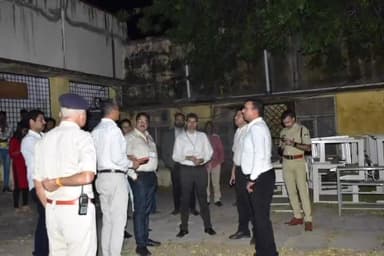 मंदसौर: कलेक्टर, SP व प्रेक्षकों ने किया महू-नीमच मार्ग स्थित पीजी कॉलेज में बने ईवीएम स्ट्रांग रूम एवं मतगणना कक्ष का निरीक्षण