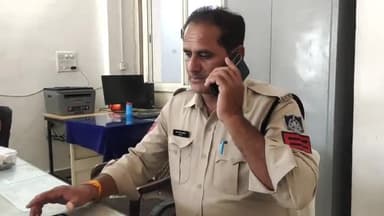 मंदसौर: जयपुरा फंटा महू-नीमच हाईवे से एक व्यक्ति को पुलिस ने प्लास्टिक की कैन में 10 लीटर हाथ भट्टी कच्ची शराब के साथ पकड़ा