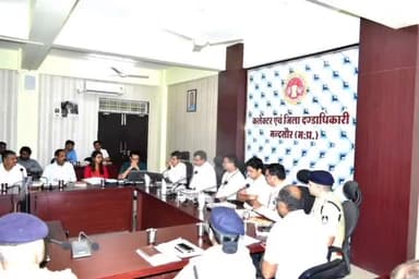 मंदसौर: सुशासन भवन मंदसौर में नोडल अधिकारियों के साथ हुई प्रेक्षकों की बैठक