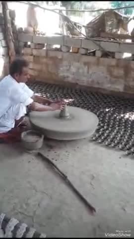 रानीवाड़ा: रानीवाड़ा क्षेत्र में दीपावली के पर्व को लेकर कुंभार कारीगर जुटे दीपक की त्यौहारी में