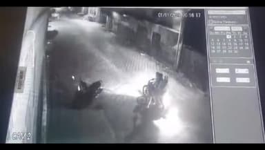 मेरठ: शालीमार गार्डन कॉलोनी में एक कारोबारी के घर पर बाइक सवार बदमाशों ने की ताबड़तोड़ फायरिंग, सीसीटीवी में कैद हुई वारदात