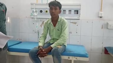 जमुई: साकल गांव में जमीनी विवाद को लेकर हुई मारपीट में घायल हुए एक युवक को इलाज के लिए लाया गया सदर अस्पताल