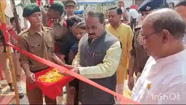 उरई: कोतवाली परिसर से यातायात महा का केंद्रीय राज्य मंत्री भानु प्रताप वर्मा ने किया शुभारंभ डीएम व एसपी रहे मौजूद।