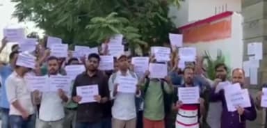 पटना ग्रामीण: बीपीएससी कार्यालय के बाहर अस्सिटेंट इंजीनियर्स के छात्रों ने रिजल्ट की मांग को लेकर किया प्रदर्शन