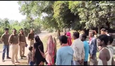 सोंधा गौंटिया में दियोरिया पुलिस द्वारा चलाया गया साइबर जागरुकता अभियान बेनीपुर चौकी इंचार्ज सलमान अली रहे मौजूद