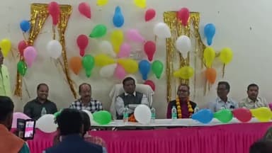 अजयगढ़: विद्युत वितरण केंद्र के कनिष्ठ अभियंता आर के पटेल के सेवानिवृत होने पर अजयगढ़ में समारोह पूर्वक दी गई विदाई