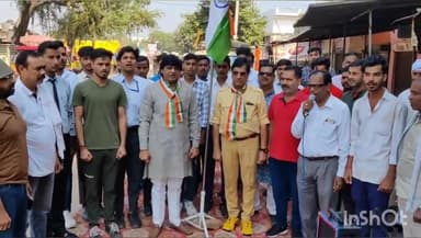 मुज़फ्फरनगर: कुकड़ा मंडी के गेट नंबर 3 के सामने सामूहिक राष्ट्रगान में कतर में फंसे आठ पूर्व नौसैनिकों की सकुशल रिहाई की मांग उठाई