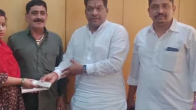 सिरसा: भाजपा नेता गोबिंद कांडा ने रानियां रोड कार्यालय में आगजनी पीडि़त परिवार को दी 50 हजार रुपये की आर्थिक मदद