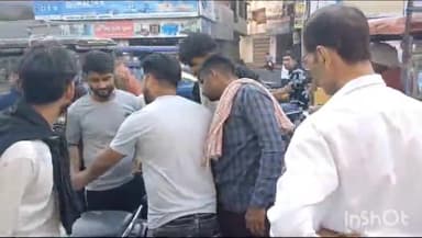 मुज़फ्फरनगर: सिविल लाइन थाना क्षेत्र के प्रकाश चौक पर दो बाइक स्वरों की हुई आमने-सामने की भिड़ंत जमकर हुआ हंगामा