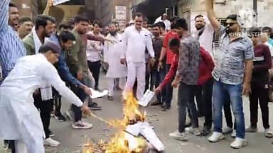 अजमेर: अनादि सरस्वती के कांग्रेस ज्वाइन करने पर अजमेर के दिल्ली गेट पर कांग्रेस समर्थकों ने किया विरोध प्रदर्शन, फूंका पुतला