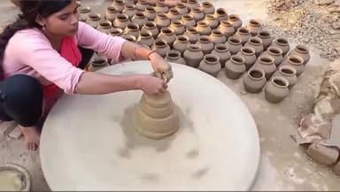 करछना: नैनी में समाजसेवी द्वारा दीपावली पर्व पर लोगों से पर्यावरण बचाने के लिए मिट्टी के दीयों का इस्तेमाल करने की कर रहे अपील