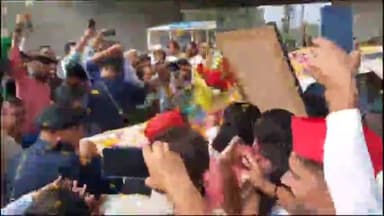 सहारनपुर: उत्तर प्रदेश के पूर्व मुख्यमंत्री अखिलेश यादव का कोलकी टोल पर सपा कार्यकर्ताओं ने फूल माला पहनाकर किया जोरदार स्वागत