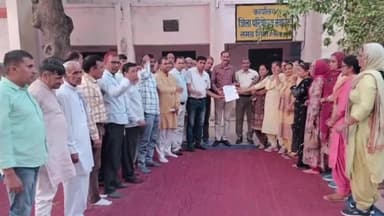 चरखी दादरी: हरियाणा विद्यालय अध्यापक संघ जिला इकाई ने मांगों को लेकर डीईओ व जिला मौलिक शिक्षा अधिकारी को CM के नाम सौंपा ज्ञापन